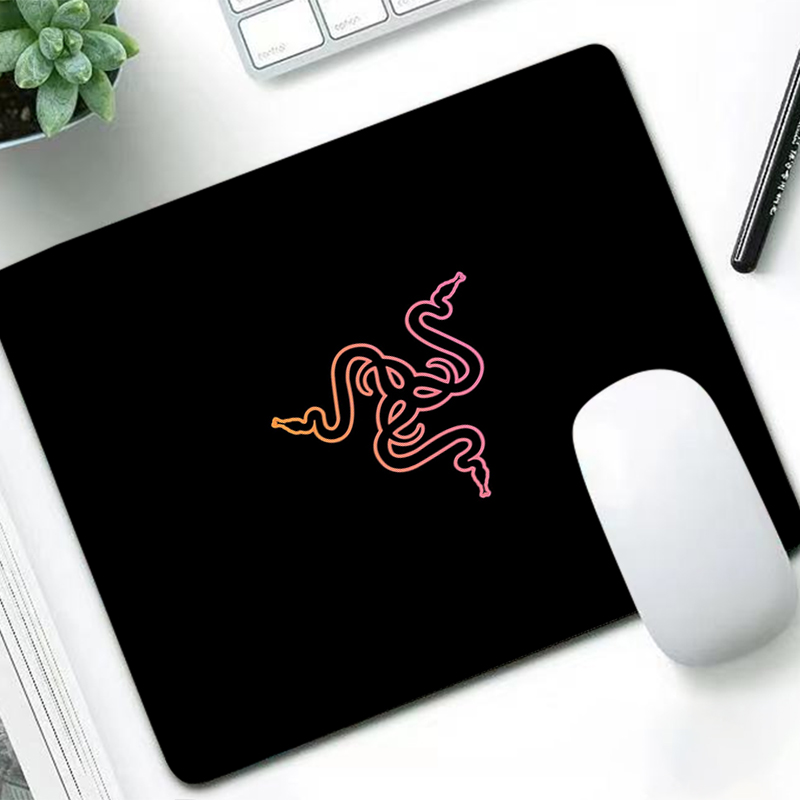 Razer Luxury Mouse Pad Anime G - Gaming Console Cabinet recensione e prezzo
